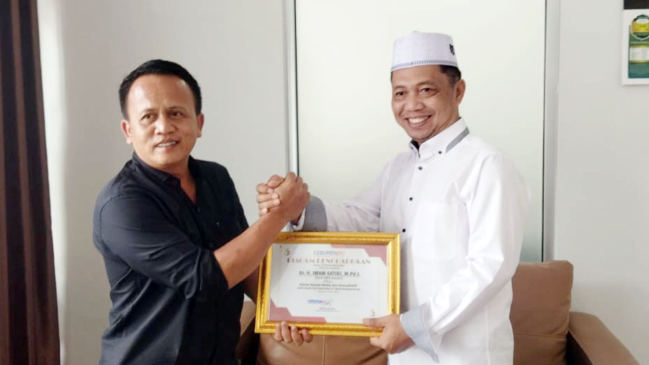 Rektor UMNU Kebumen Terima Penghargaan sebagai Rektor Ramah Media dan Komunikatif dari Kebumen24.com