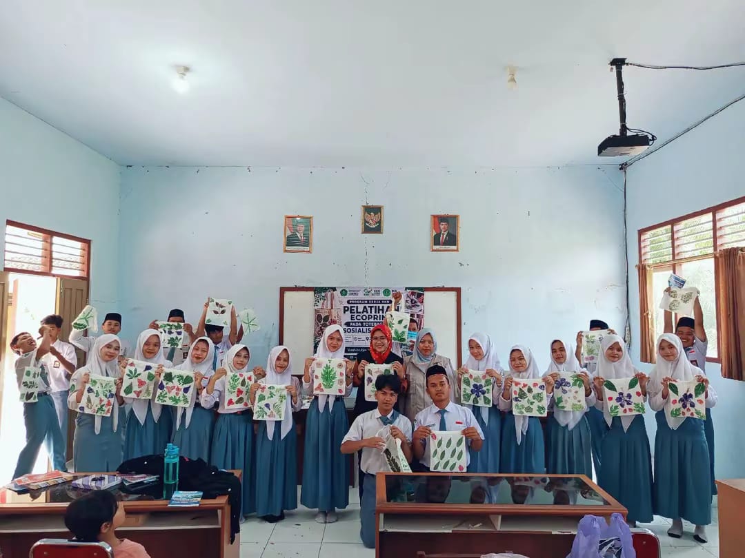 KKN UMNU Kebumen Gelar Pelatihan Ecoprint pada Totebag di MA Sultan Agung Srati